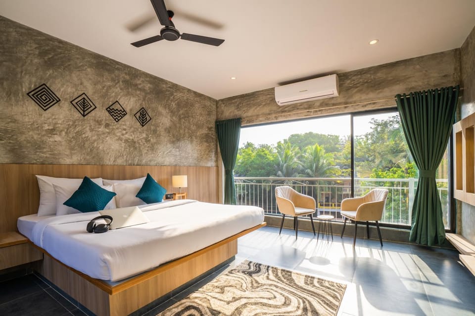 Bed, Photo of the whole room, Seating area, fireplace, air conditioner