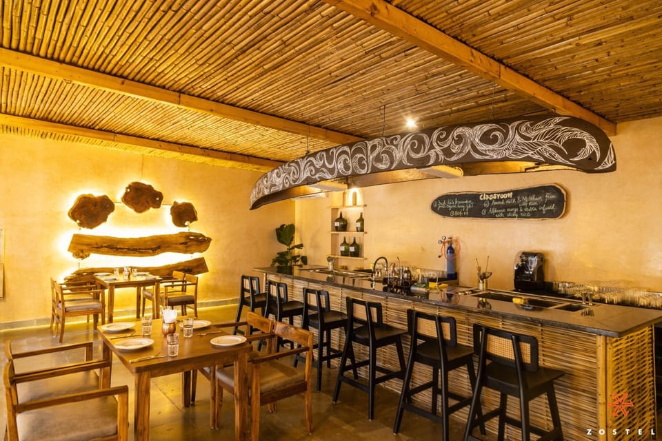 Restaurant/places to eat, Lounge or bar