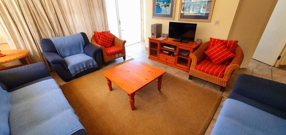Communal lounge/ TV room, TV and multimedia, Living room, Seating area, Evening entertainment