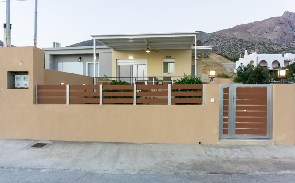 Property building, Facade/entrance, Day, Natural landscape, Garden, Balcony/Terrace, Mountain view, Sunrise