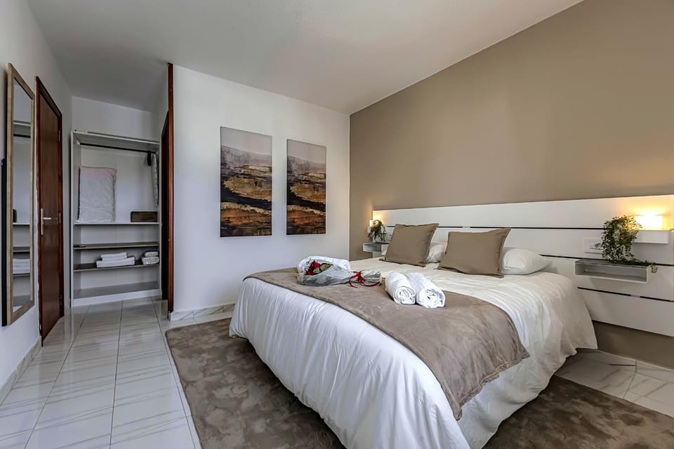 Bed, Photo of the whole room, Bedroom, towels