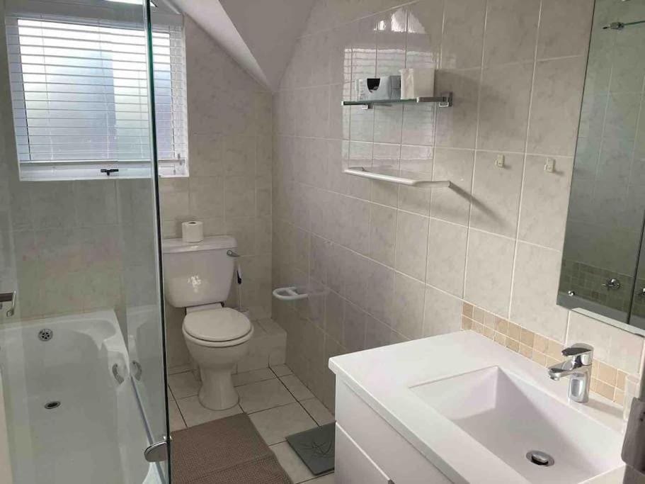 Shower, Toilet, Bathroom, towels