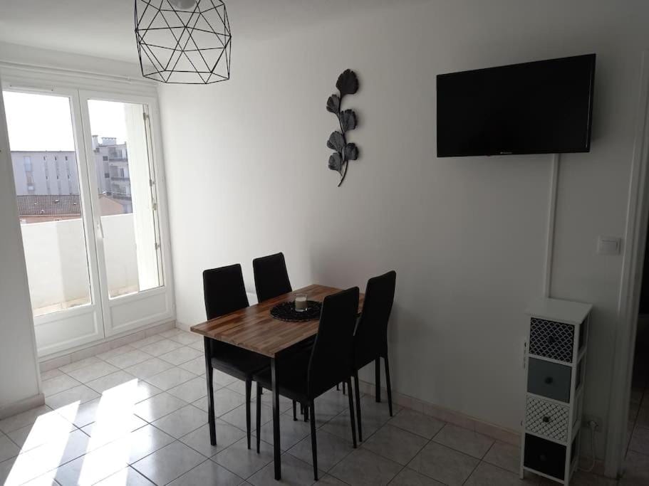 Appart 2/4 pers proche centre avec Balcon, Parking Apartment in Narbonne