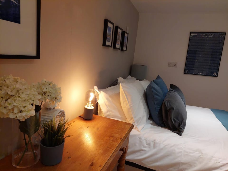 Private Garden Lodge in Christchurch, Dorset for 4 - dogs welcome! Apartment in Christchurch