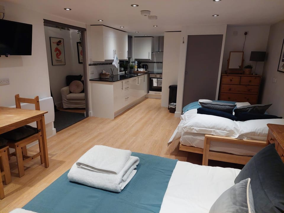 Private Garden Lodge in Christchurch, Dorset for 4 - dogs welcome! Apartment in Christchurch