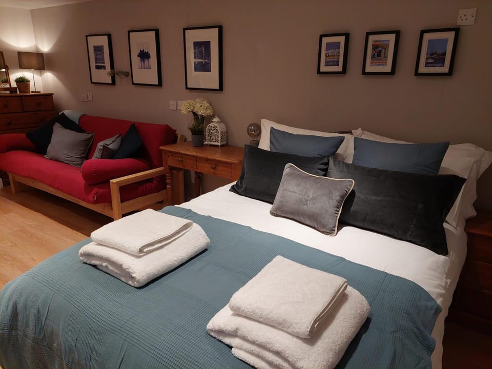 Private Garden Lodge in Christchurch, Dorset for 4 - dogs welcome! Apartment in Christchurch