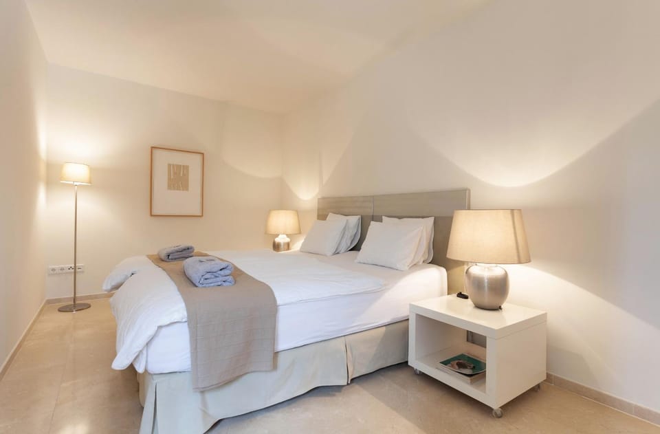 Bed, Bedroom, towels