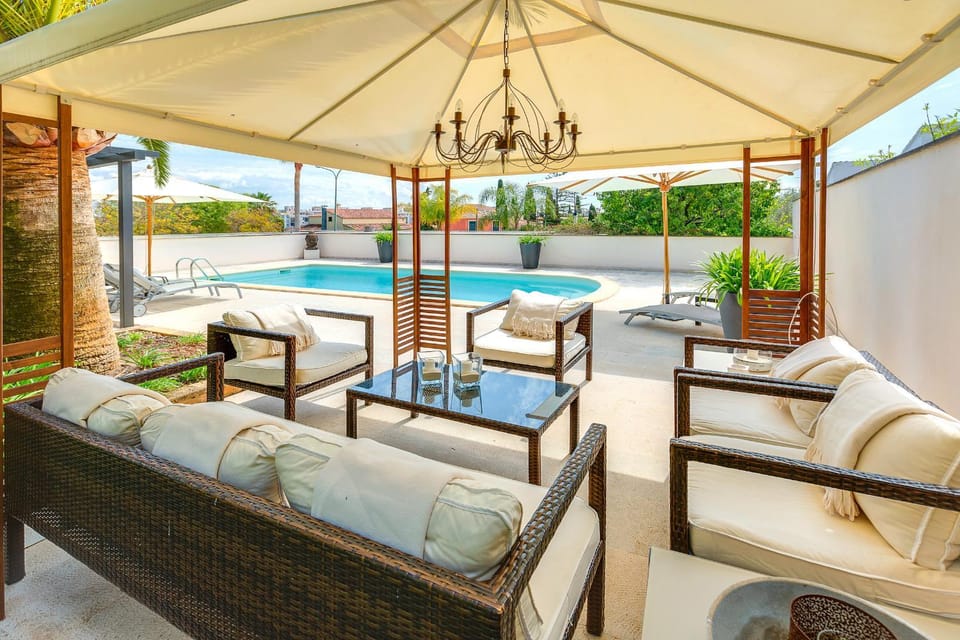 Balcony/Terrace, Swimming pool, sunbed
