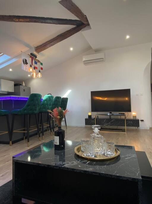 TV and multimedia, Living room, Seating area, Dining area