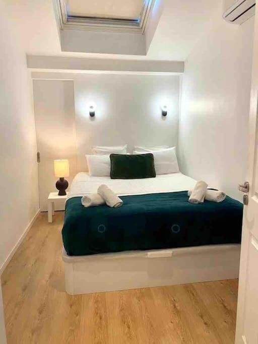 Welcome to Matteo's Bar - Place Massena 5min beach Apartment in Nice