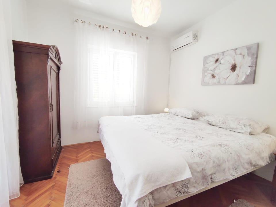 Bed, Photo of the whole room, Bedroom, wardrobe, air conditioner