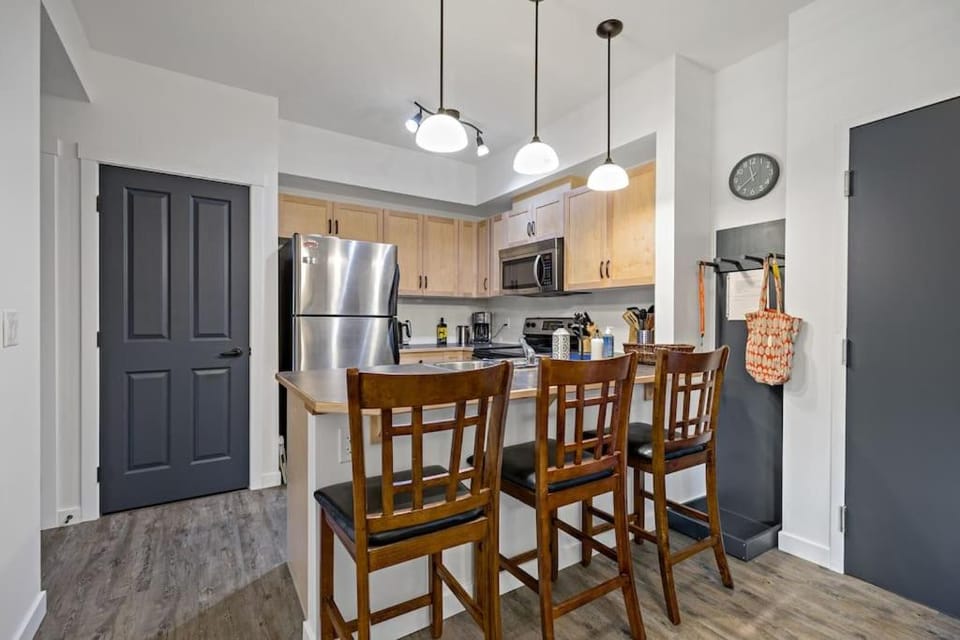 Mountain Retreat - Modern and Bright with Panorama Views 2 bedrooms, 4 beds, heated all-year outdoor pool, hottub, balcony, Banff Park Pass Apartment in Canmore