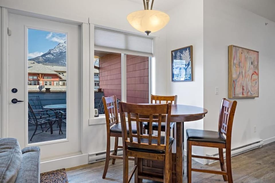 Mountain Retreat - Modern and Bright with Panorama Views 2 bedrooms, 4 beds, heated all-year outdoor pool, hottub, balcony, Banff Park Pass Apartment in Canmore