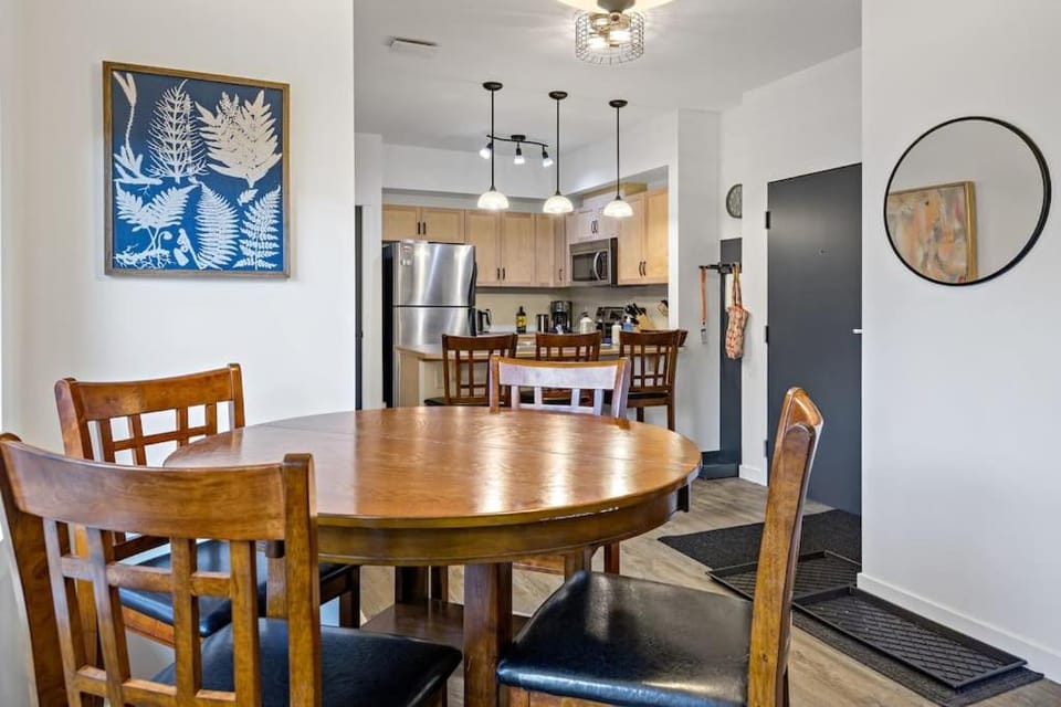 Mountain Retreat - Modern and Bright with Panorama Views 2 bedrooms, 4 beds, heated all-year outdoor pool, hottub, balcony, Banff Park Pass Apartment in Canmore