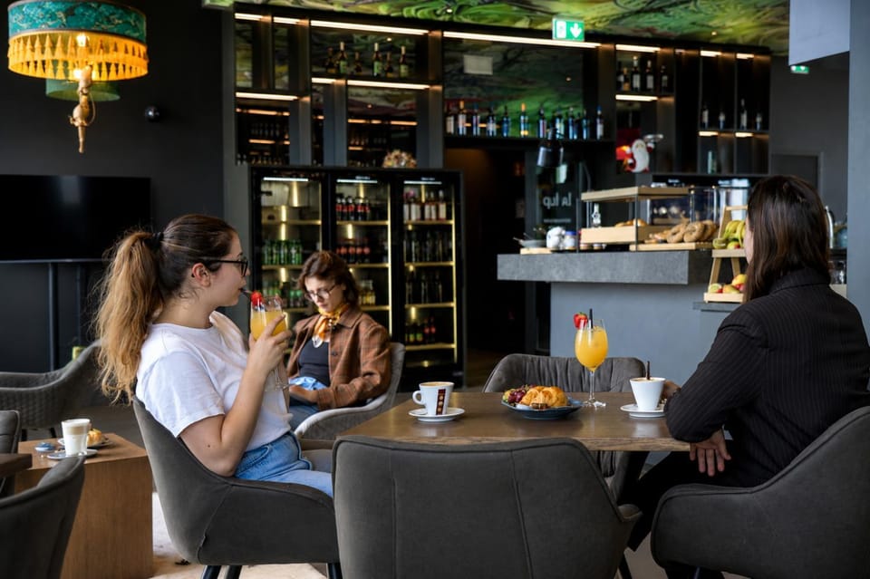 Restaurant/places to eat, People, Food and drinks, Food, Breakfast, Buffet breakfast, Drinks