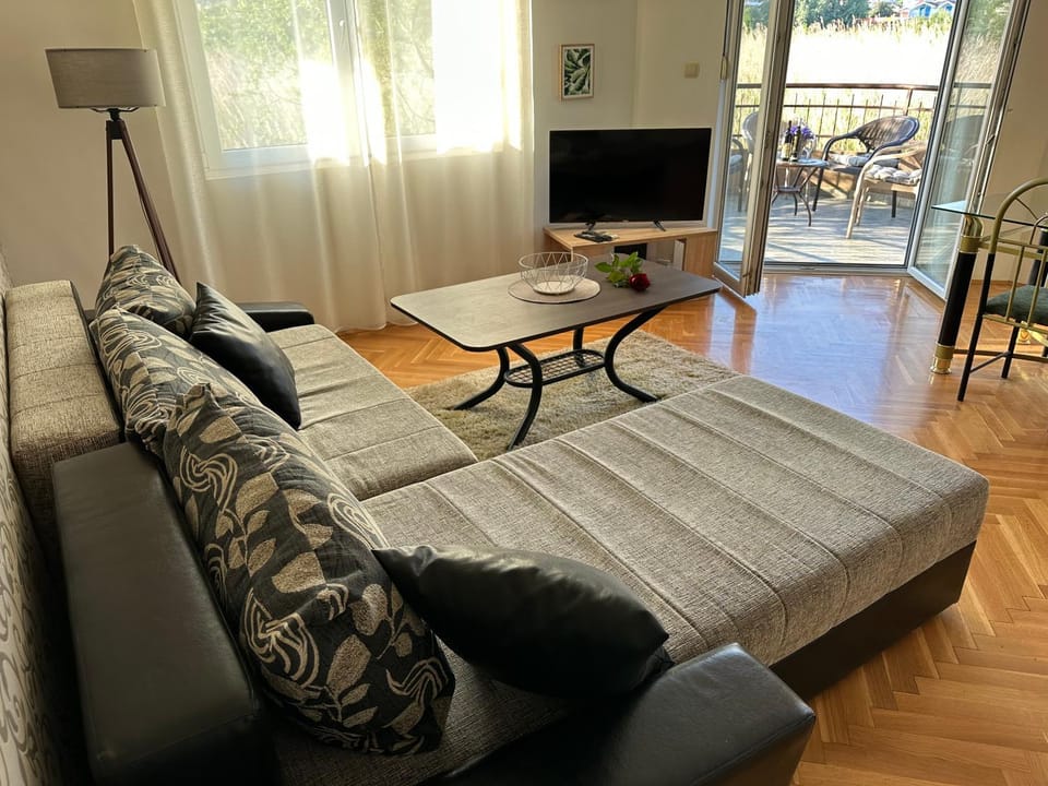 Communal lounge/ TV room, Bed, TV and multimedia, Living room, Seating area, locker