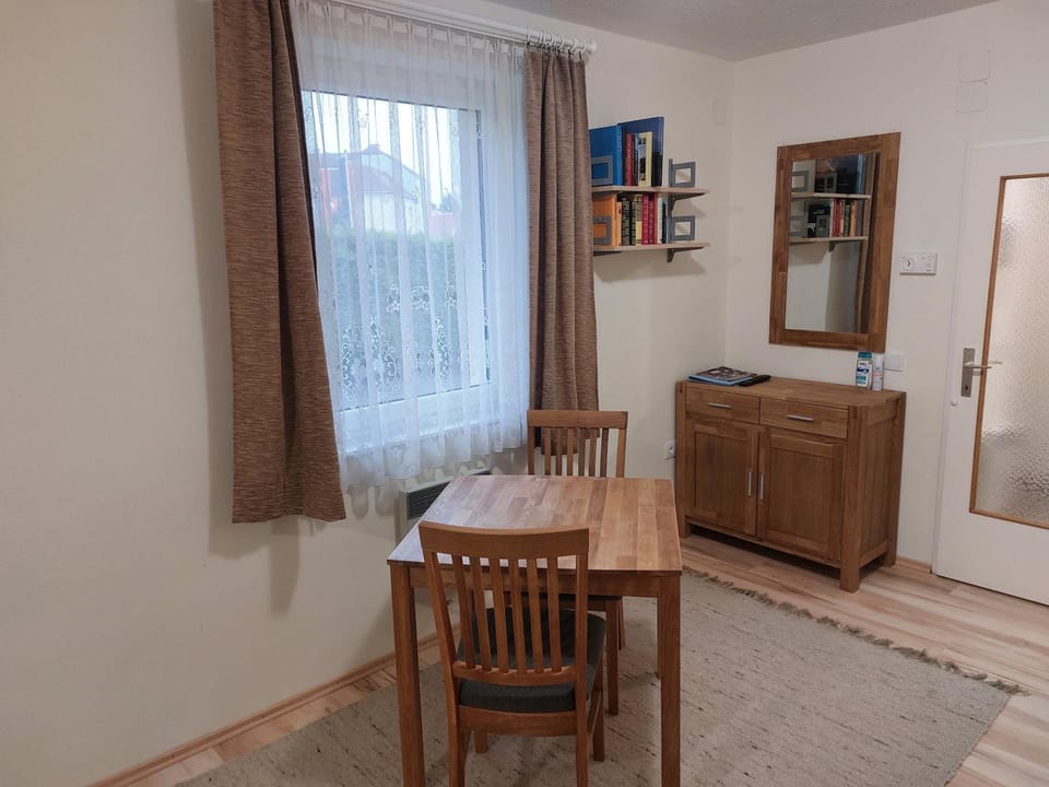 Dining area, Food
