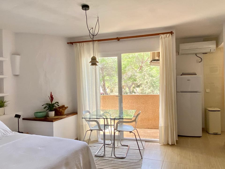 Photo of the whole room, Seating area, Dining area, air conditioner