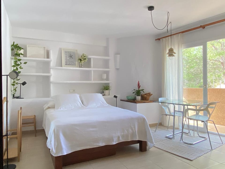 Bed, Living room, Photo of the whole room