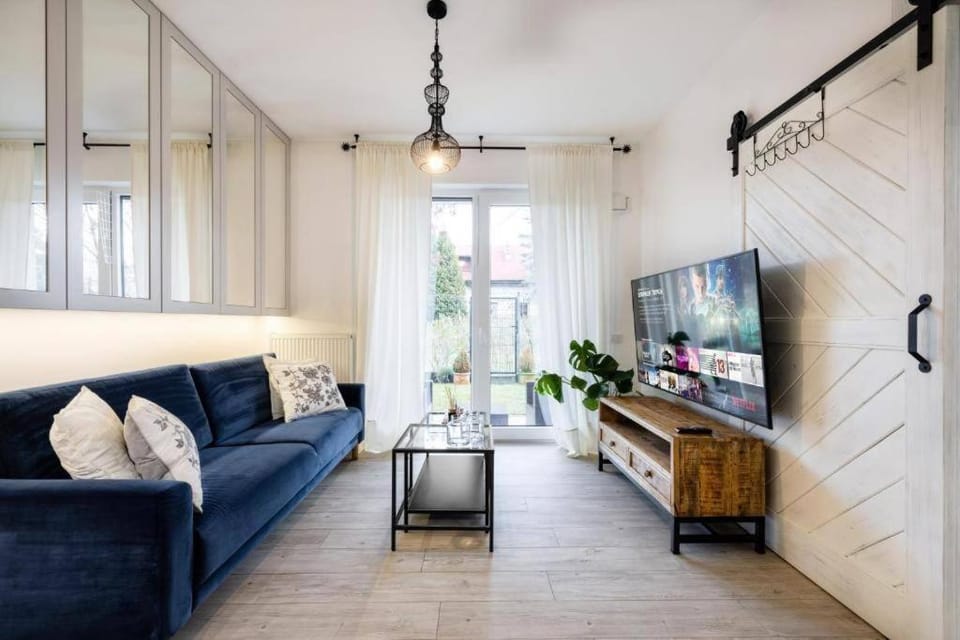 Communal lounge/ TV room, Garden, TV and multimedia, Living room, Seating area, Dining area, Evening entertainment