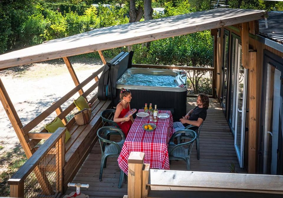 Camping Etang de la Bonde Campground/ 
RV Resort in Provence-Alpes-Côte d'Azur