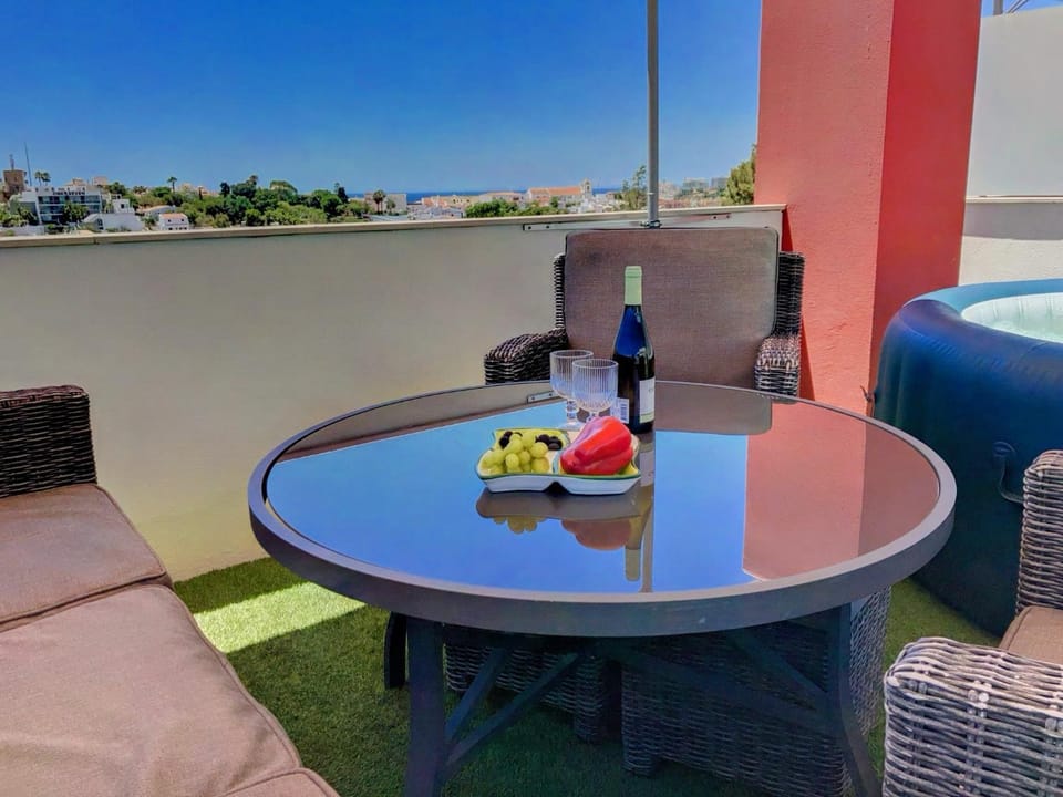 View (from property/room), View (from property/room), Seating area, Dining area, City view, City view, Sea view, Sea view