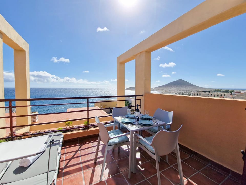 View (from property/room), Balcony/Terrace, Dining area, Sea view