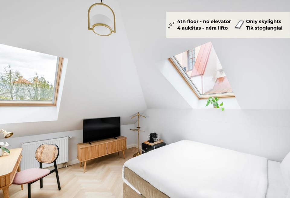 Bed, TV and multimedia, Seating area, Landmark view