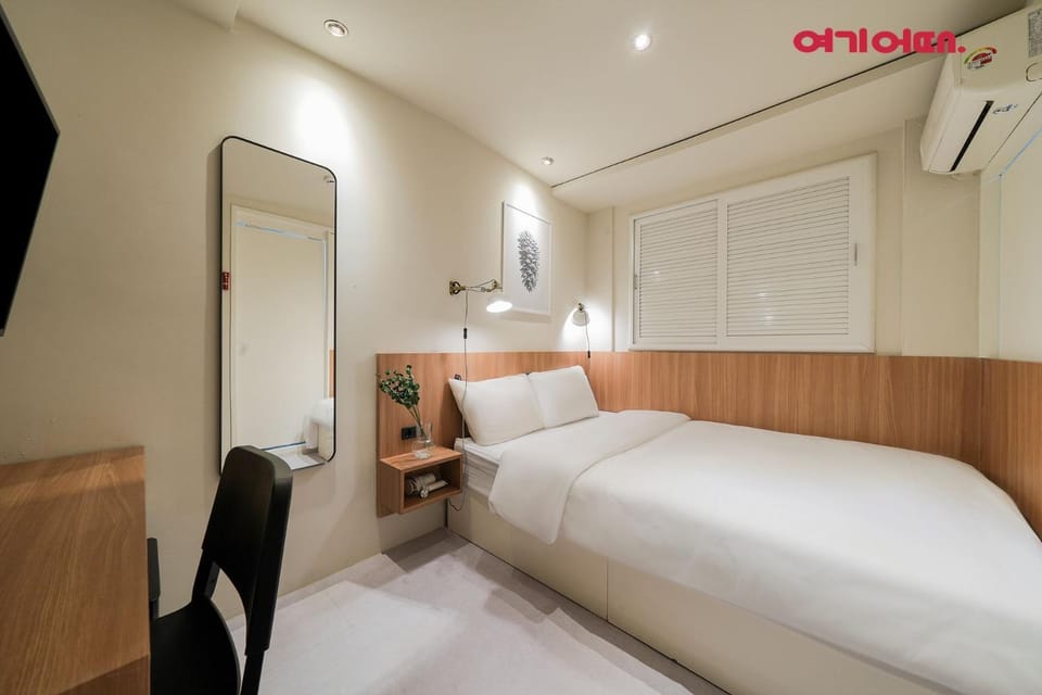 Bed, Bedroom, air conditioner