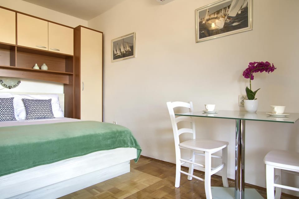 Seating area, Bedroom
