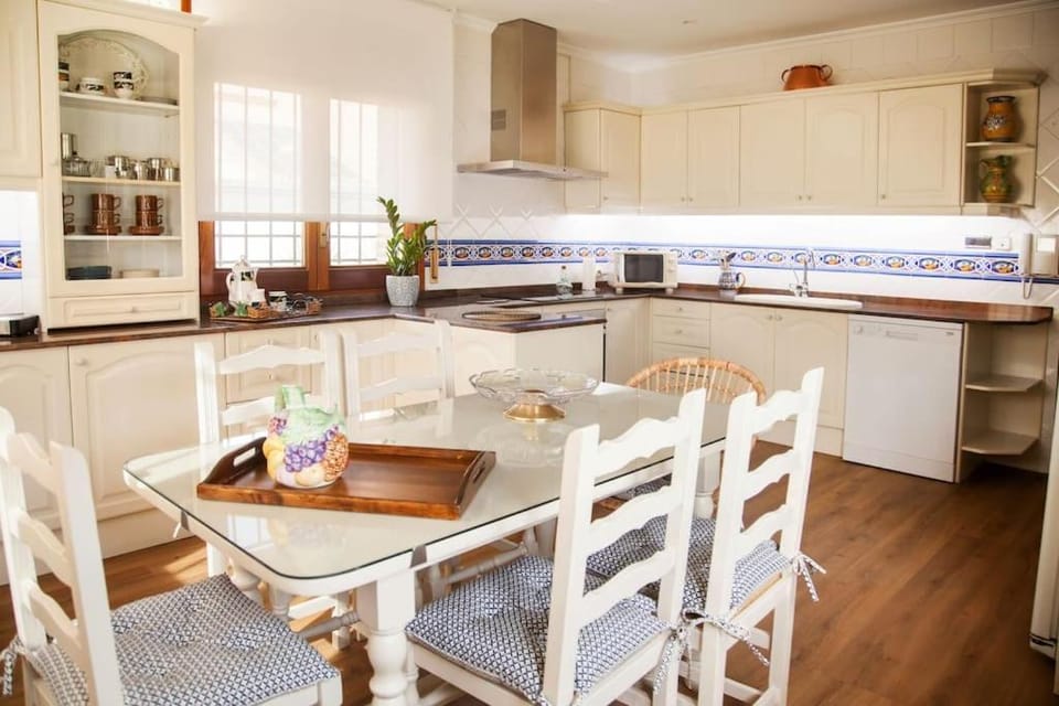 Kitchen or kitchenette, Dining area, dishwasher, oven, stove