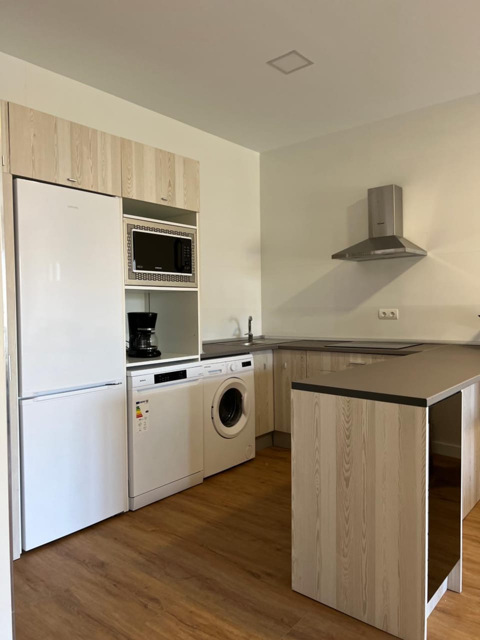 Kitchen or kitchenette, minibar, oven, stove, washing machine