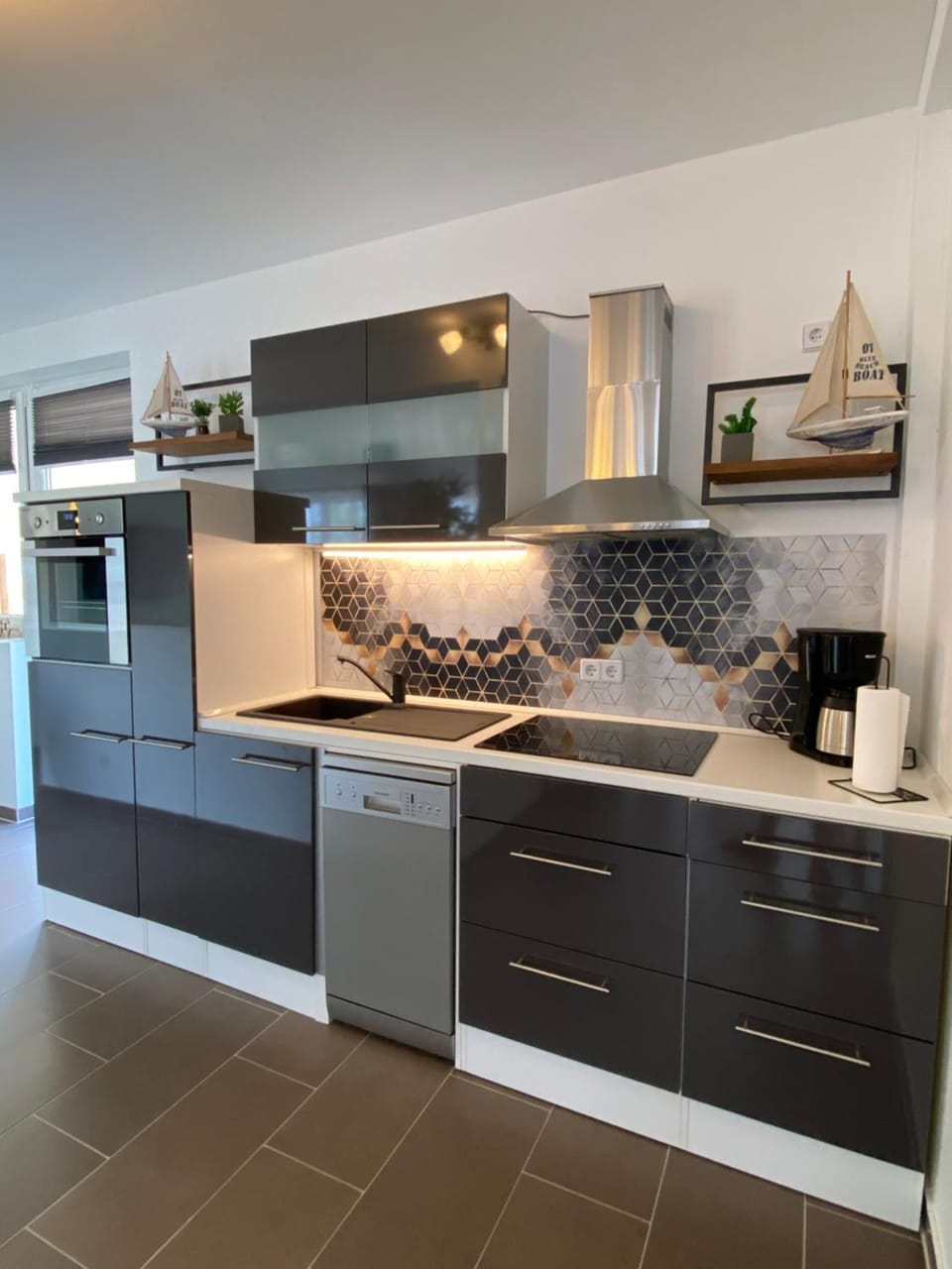 Kitchen or kitchenette, dishwasher, stove