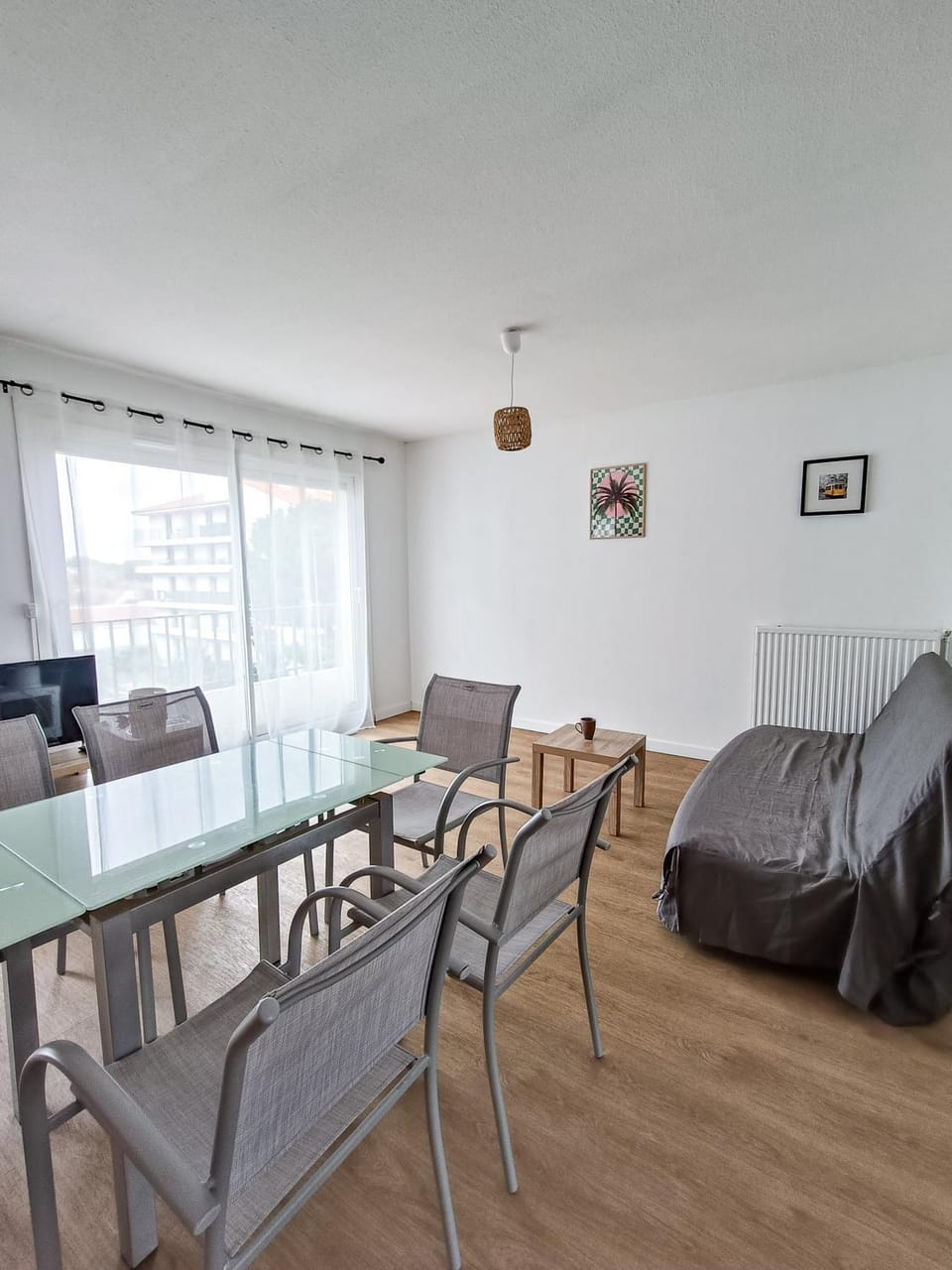 Bed, Living room, Seating area, Dining area