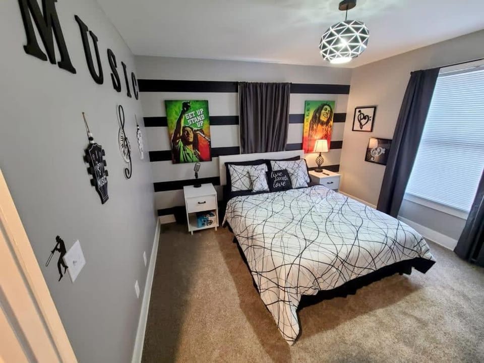 Luxury Listing - 92 Walkable Score Downtown Kzoo House in Kalamazoo