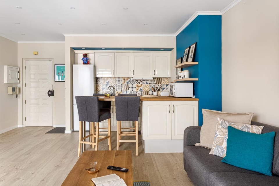 Kitchen or kitchenette, Dining area, stove