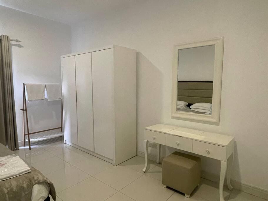 Sea La Vie! At De Saram Residencies- Mount Lavinia Apartment in Dehiwala-Mount Lavinia