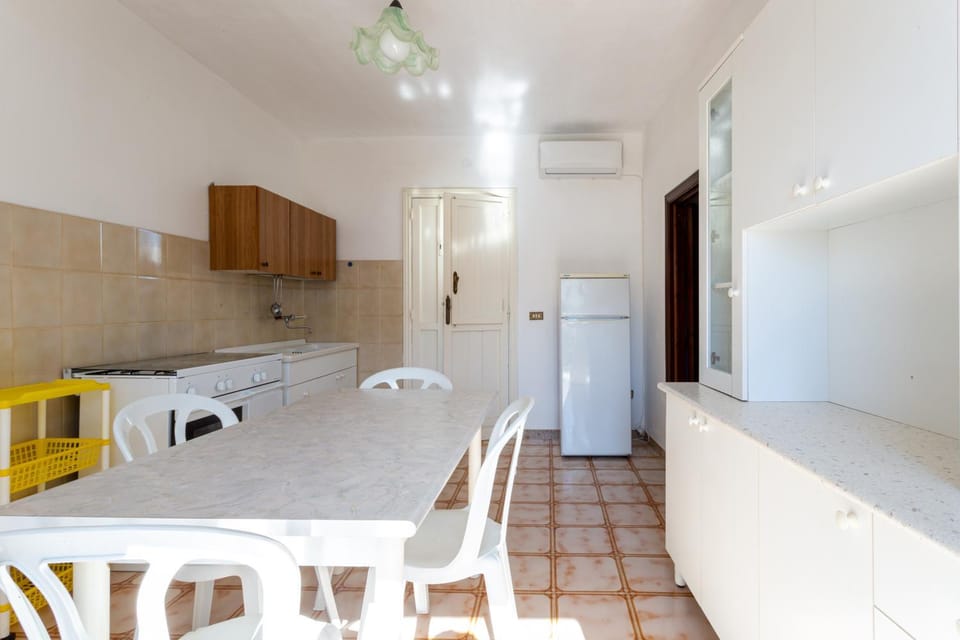 Kitchen or kitchenette, Living room, Seating area, Dining area, air conditioner