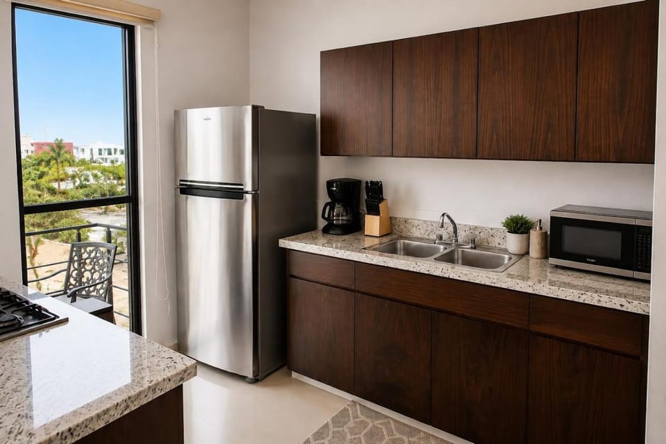 Coffee/tea facilities, microwave, kitchen