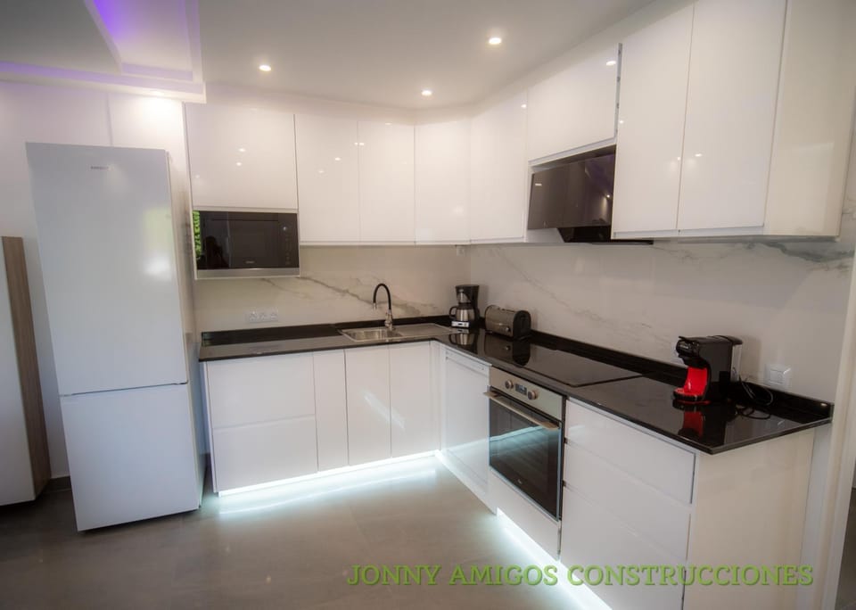 Coffee/tea facilities, Kitchen or kitchenette, dishwasher, oven, stove, toaster