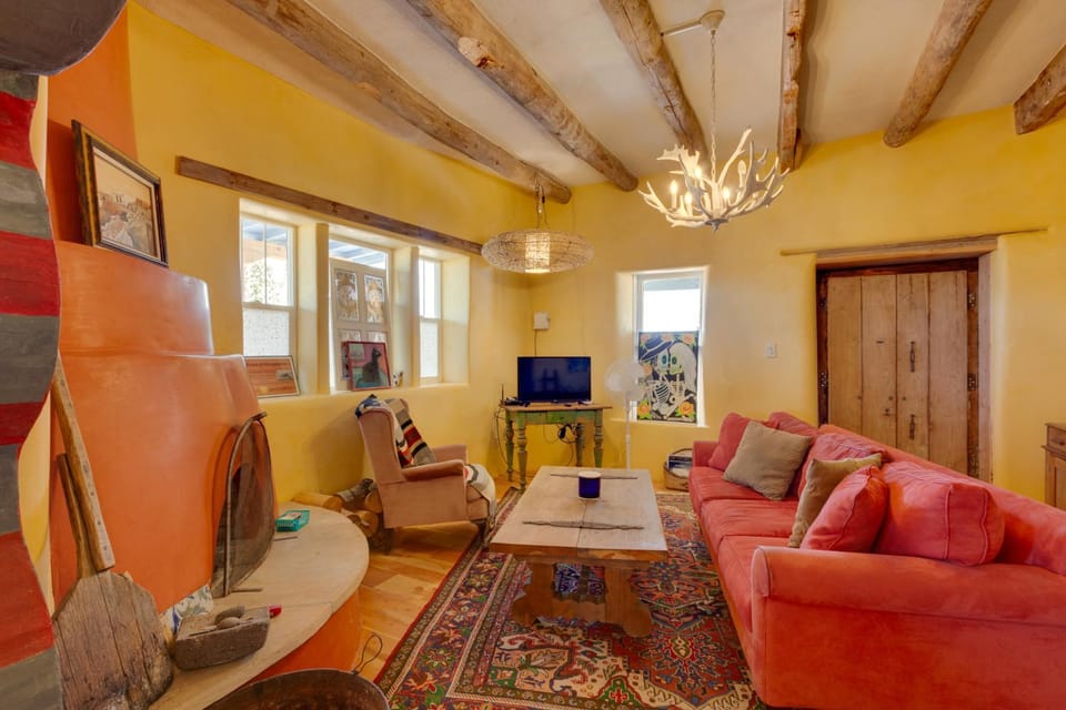 Santa Cruz Home w/ Mountain Views! House in New Mexico