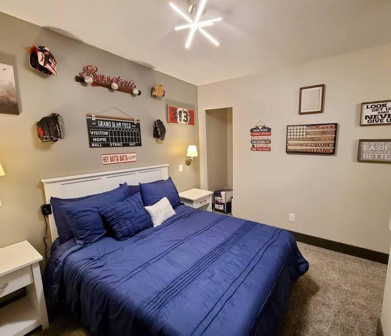 King Bed In Main Floor - Downtown Vacation Rental House in Kalamazoo
