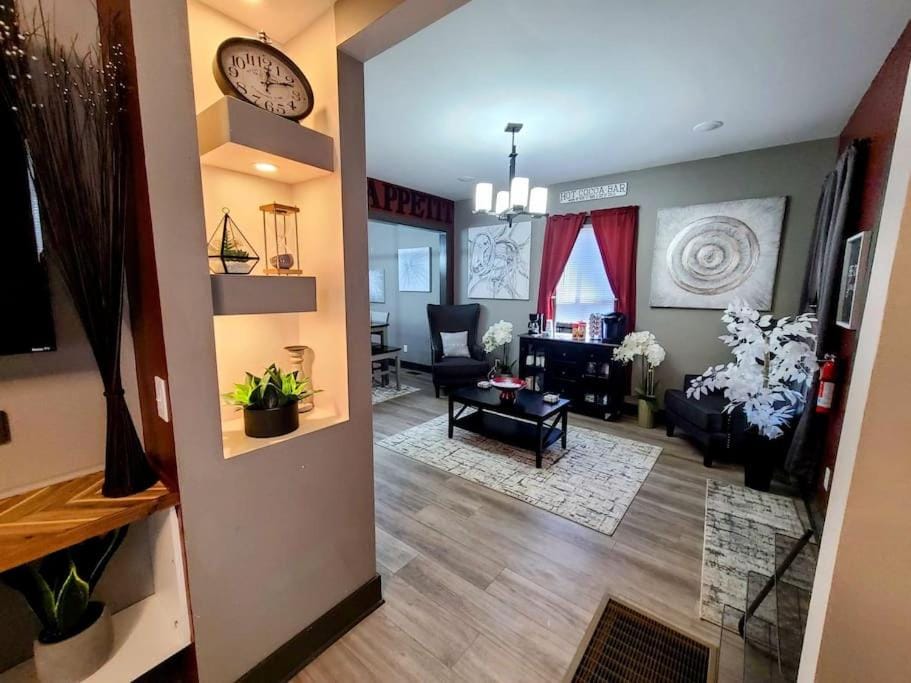 King Bed In Main Floor - Downtown Vacation Rental House in Kalamazoo