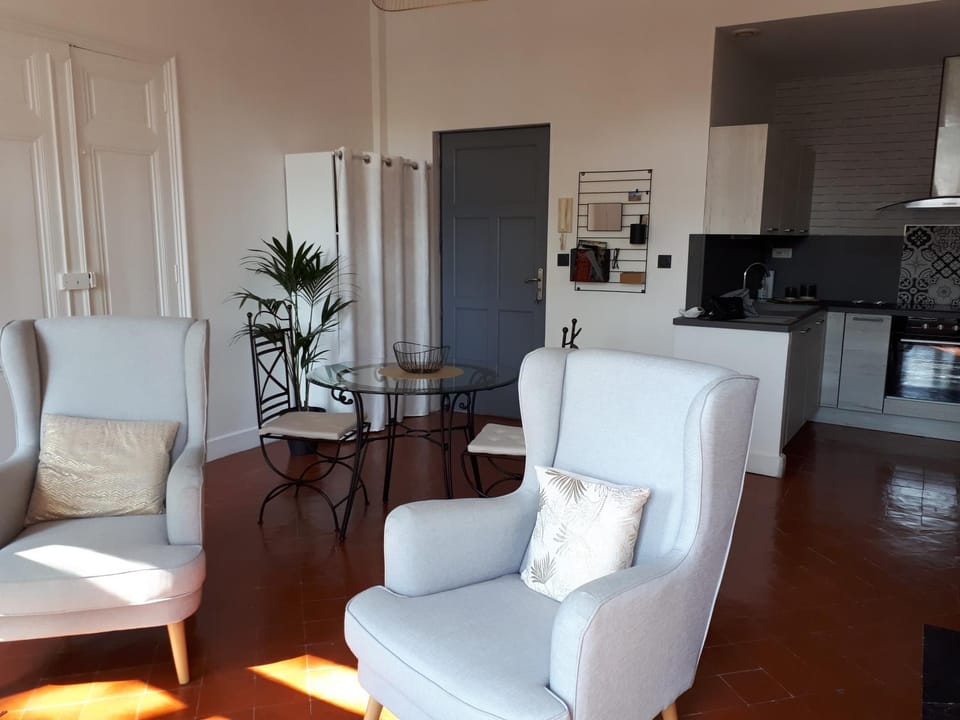 Appartement avec balcon, bord du canal, Wifi. Apartment in Narbonne