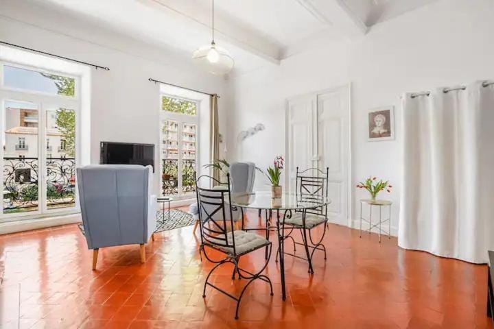Appartement avec balcon, bord du canal, Wifi. Apartment in Narbonne