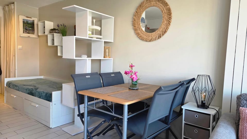 TV and multimedia, Living room, Dining area, Parking, internet