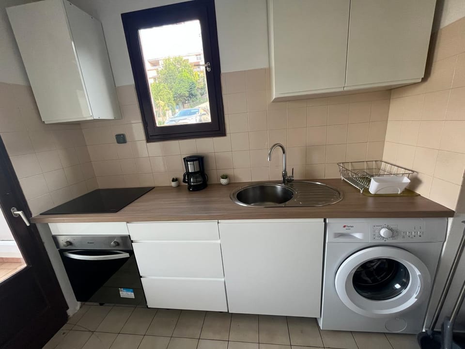 Coffee/tea facilities, Kitchen or kitchenette, minibar, pet friendly, stove, washing machine