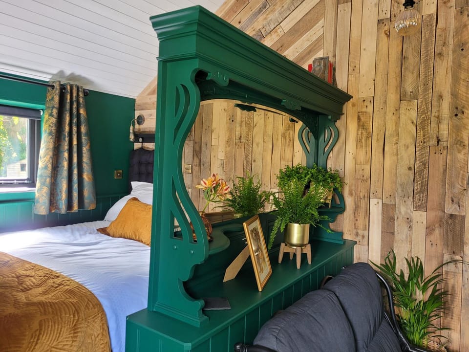 Bed, Seating area