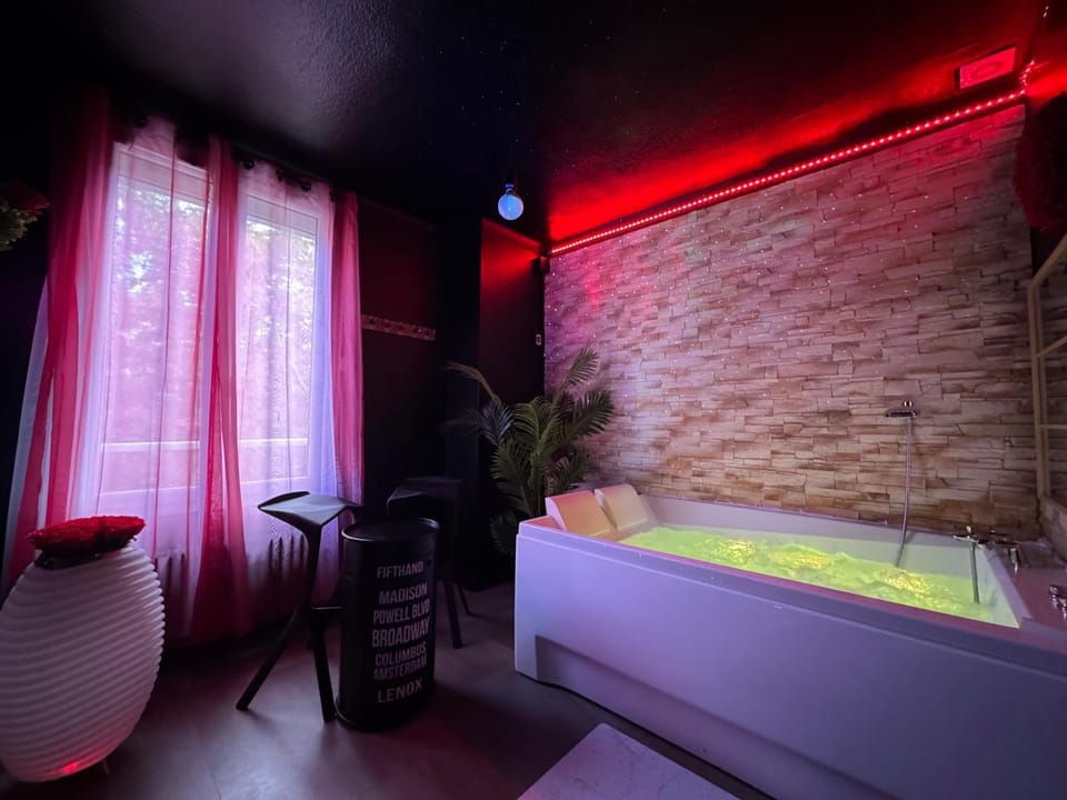 LOVE ROOM Adulte Only Apartment in Clermont-Ferrand