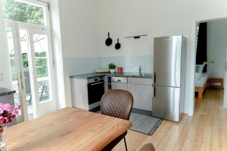 Kitchen or kitchenette, dishwasher, stove